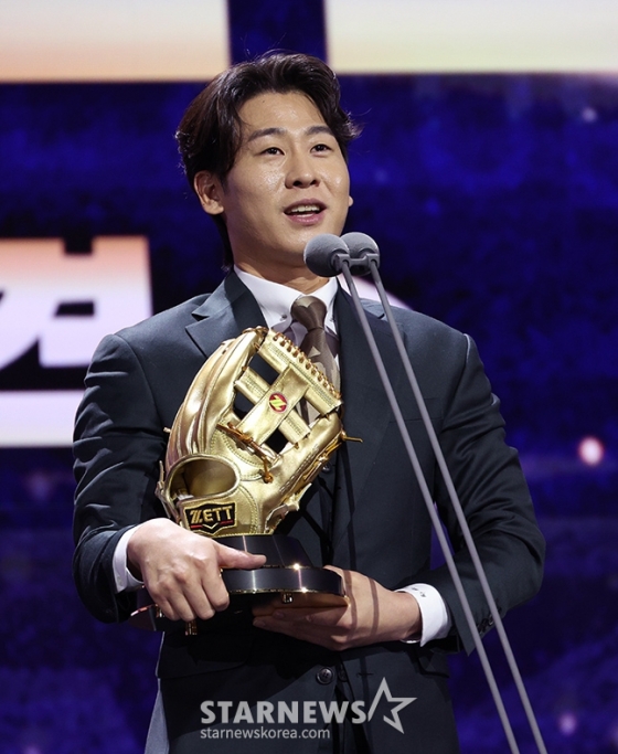 2024 신한은행 SOL 뱅크 KBO 골든글러브 시상식이 13일 서울 강남구 코엑스 오디토리움에서 열렸다. 박찬호(KIA)가 유격수 부문 골든글러브 수상 후 소감을 밝히고 있다. /사진=김진경 대기자