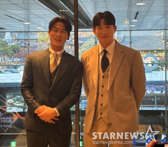 박찬호(왼쪽)와 박성한이 13일 KBO 골든글러브 시상식에 참여해 미소 짓고 있다. /사진=김동윤 기자