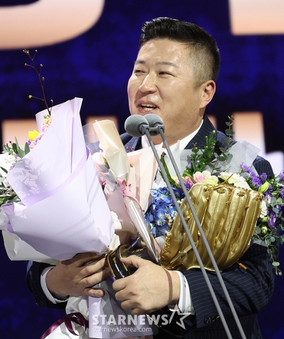 2024 신한은행 SOL 뱅크 KBO 골든글러브 시상식이 13일 서울 강남구 코엑스 오디토리움에서 열렸다. 최형우(KIA)가 지명타자 부문 골든글러브 수상 후 소감을 밝히고 있다. /사진=김창현 기자
