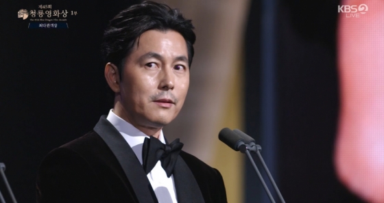 (서울=뉴스1) = 배우 정우성이 29일 오후 서울 영등포구 여의도 KBS홀에서 열린 제45회 청룡영화상에 최다관객상 시상자로 등장해 '혼외자 논란' 관련 발언을 하고 있다. 정우성은 이날 "저는 오늘 '서울의 봄'과 함께했던 모든 관계자에게 제 사적인 일이 영화에 오점으로 남지 않기를 바라는 마음으로 이 자리에 섰다"고 말했다. 이어 "또한 저에게 사랑과 기대를 보내주셨던 모든 분에게 염려와 실망을 안겨드린 점 죄송하다고 말씀드립니다"라고 밝혔다. 이어서 "모든 질책은 제가 받고 안고 가겠다"라며 "그리고 아버지로서 아들에 대한 책임을 끝까지 다할 것입니다"라고 직접 입장을 전했다.(KBS 캡처) 2024.11.29/뉴스1 Copyright (C) 뉴스1. All rights reserved. 무단 전재 및 재배포, AI학습 이용 금지. /사진=(서울=뉴스1)