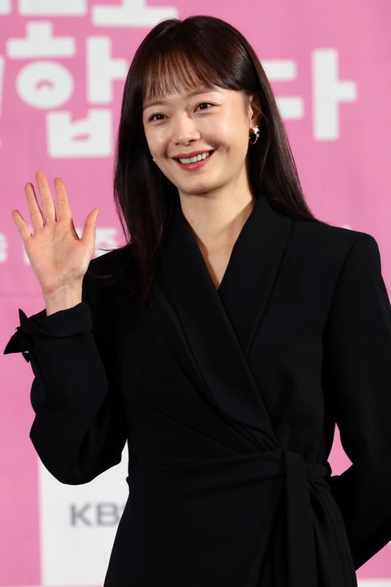 (서울=뉴스1) 황기선 기자 = 배우 전소민이 2일 오후 서울 마포구 상암 스탠포드호텔에서 열린 KBS Joy 새 드라마 '오늘도 지송!합니다' 제작발표회에서 포즈를 취하고 있다. 2024.12.2/뉴스1 Copyright (C) 뉴스1. All rights reserved. 무단 전재 및 재배포, AI학습 이용 금지. /사진=(서울=뉴스1) 황기선 기자