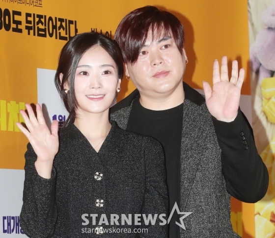 소율, 문희준 부부가 2일 오후 서울 송파구 롯데월드타워 롯데시네마에서 진행된 영화 '스위치' VIP 시사회에 참석해 포즈를 취하고 있다. '스위치'는 캐스팅 0순위 천만배우이자 자타공인 스캔들 메이커, 화려한 싱글 라이프를 만끽하던 톱스타 '박강'이 크리스마스에 인생이 180도 뒤바뀌는 순간을 맞이하면서 벌어지는 이야기를 담은 작품이다. 오는 4일 개봉. 2023.01.02