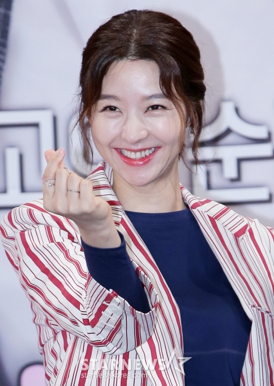 배우 송선미가 11일 오후 서울 마포구 상암동 MBC 본사에서 진행된 일일연속극 '돌아온 복단지' 제작발표회에 참석해 포즈를 취하고 있다. '돌아온 복단지'는 가난하지만 당당하게 살아온 여자가 바닥으로 추락한 왕자를 만나 진정한 사랑과 가족에 대해 깨닫게 되는 정통 홈멜로 드라마로 오는 15일 첫 방송된다. /사진=김창현 기자 chmt@
