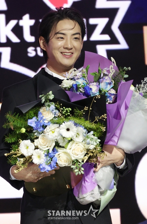 삼성 구자욱이 13일 2024 KBO 골든글러브 시상식에서 외야수 부문을 수상하고 미소를 짓고 있다. /사진=김진경 대기자