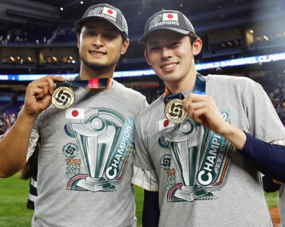 사사키(오른쪽)와 다르빗슈가 2023 WBC 우승 후 금메달을 목에 걸고 함께 기념촬영을 하고 있다. /사진=사사키 로키 SNS 갈무리