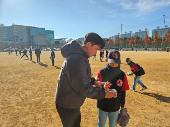 롯데 김진욱이 15일 최동원기념사업회가 마련한 유소년 친선야구경기에 참석해 어린이들에게 그립을 알려주고 있다. /사진=최동원 기념사업회 제공