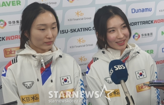 지최민정(왼쪽)과 김길리가 지난 15일 서울 양천구 목동종합운동장실내아이스링크에서 열린 '2024~2025 국제빙상경기연맹(ISU) 쇼트트랙 월드투어 4차 서울 대회'가 끝난 뒤 취재진과 인터뷰하고 있다. /사진=박재호 기자