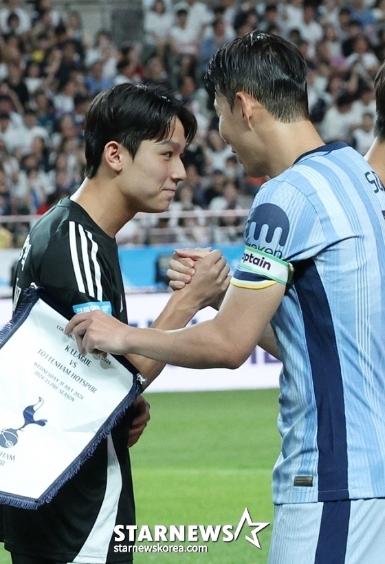 팀 K리그 양민혁이 토트넘 손흥민과 인사하고 있다. /사진=김진경 대기자