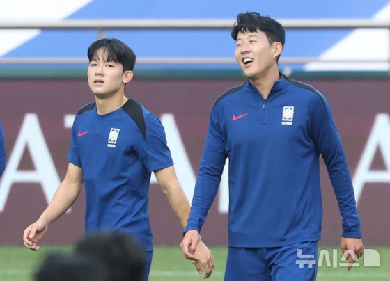 양민혁(왼쪽)과 손흥민 한국 축구대표팀에서 함께 훈련을 하고 있다. /사진=뉴시스
