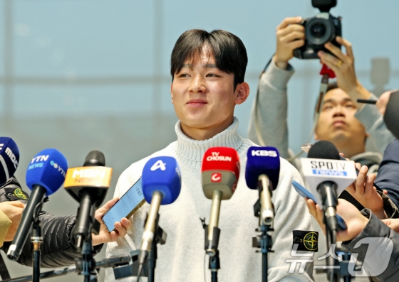 잉글랜드 프리미어리그(PL) 토트넘 홋스퍼에 합류하는 양민혁이 16일 오전 인천국제공항 제2터미널을 통해 영국 런던으로 출국하기 앞서 취재진과 인터뷰를 하고 있다. /사진=뉴스1 제공