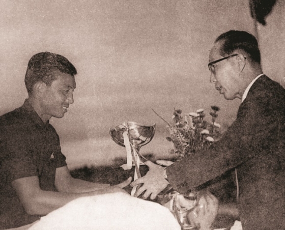 1967년 제10회 KPGA 선수권대회 우승 당시 이일안 고문(왼쪽). /사진=KPGA