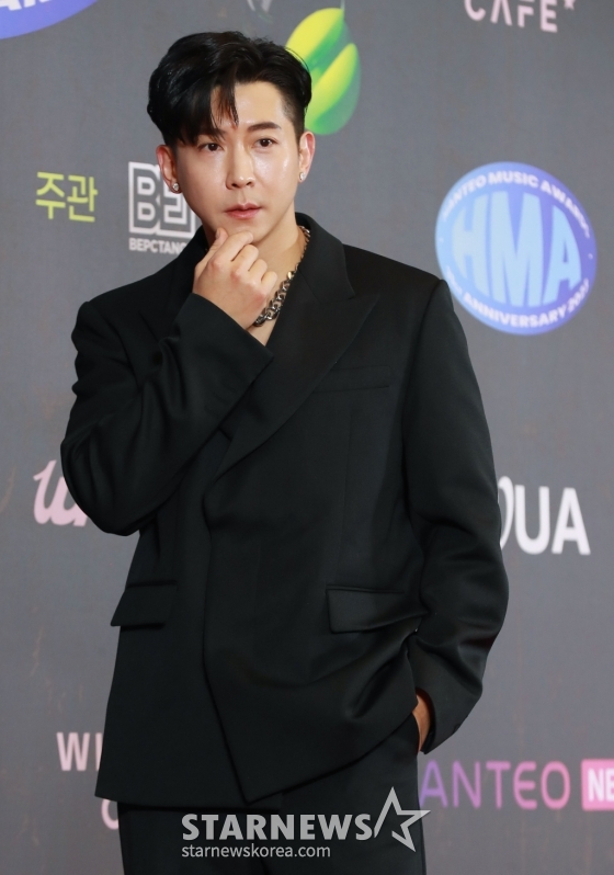 가수 브라이언이 18일 오후 서울 동대문디자인플라자(DDP)에서 진행된 ‘31주년 한터뮤직어워즈 2023’ 레드카펫 행사에 참석해 포즈를 취하고 있다. /2024.02.18 /사진=이동훈
