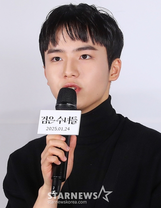 배우 문우진이 16일 오전 서울 용산구 아이파크몰 CGV에서 진행된 영화 '검은 수녀들' 제작보고회에 참석해 인사말을 하고 있다.  '검은 수녀들'은 '검은 사제들'의 두 번째 이야기로 강력한 악령에 사로잡힌 소년을 구하기 위해 금지된 의식에 나서는 사람들의 이야기를 그린 영화다. 내년 1월 24일 개봉. 2024.12.16 /사진=김창현 chmt@