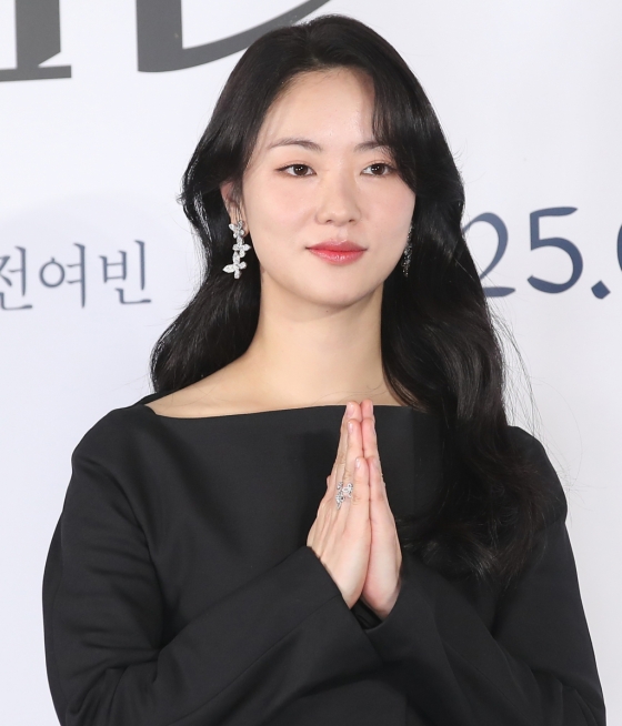 (서울=뉴스1) 권현진 기자 = 배우 전여빈이 16일 서울 용산구 CGV 용산아이파크몰에서 열린 영화 '검은 수녀들'(감독 권혁재) 제작보고회에서 포즈를 취하고 있다.  '검은 수녀들'은 강력한 악령에 사로잡힌 소년을 구하기 위해 금지된 의식에 나서는 사람들의 이야기를 그린 작품이다. 2024.12.16/뉴스1  Copyright (C) 뉴스1. All rights reserved. 무단 전재 및 재배포,  AI학습 이용 금지. /사진=(서울=뉴스1) 권현진 기자