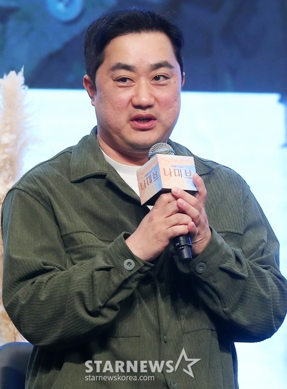 강민구 PD가 16일 오후 서울 구로구 더세인트웨딩에서 진행된 지니TV 오리지널 드라마 '나미브' 제작발표회에 참석해 인사말을 하고 있다.  '나미브'는 해고된 스타 제작자 강수현(고현정 분)과 방출된 장기 연습생 유진우(려운 분)가 만나 각자의 목표를 위해 나아가는 이야기. 오는 23일 오후 10시 ENA에서 첫 방송되며, 스트리밍은 본방 직후 KT 지니 TV, 지니 TV 모바일에서 무료로 제공된다. 2024.12.16 /사진=김창현 chmt@