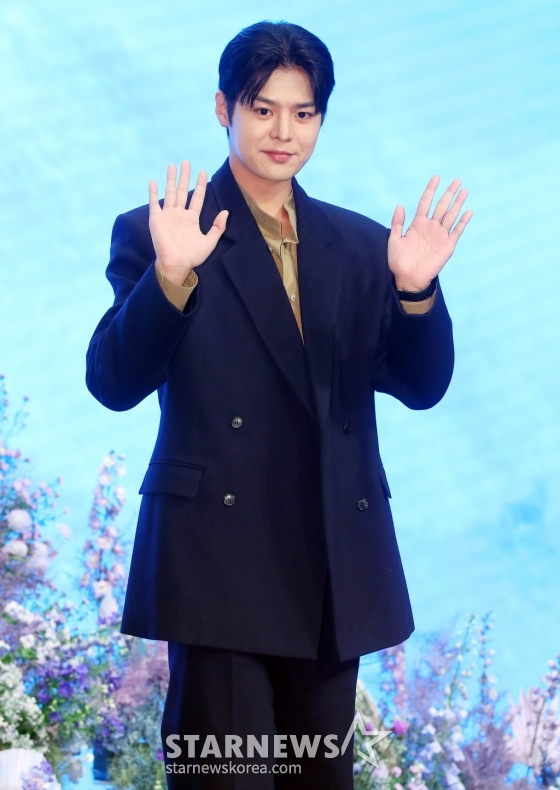 배우 려운이 16일 오후 서울 구로구 더세인트웨딩에서 진행된 지니TV 오리지널 드라마 '나미브' 제작발표회에 참석해 포즈를 취하고 있다.  '나미브'는 해고된 스타 제작자 강수현(고현정 분)과 방출된 장기 연습생 유진우(려운 분)가 만나 각자의 목표를 위해 나아가는 이야기. 오는 23일 오후 10시 ENA에서 첫 방송되며, 스트리밍은 본방 직후 KT 지니 TV, 지니 TV 모바일에서 무료로 제공된다. 2024.12.16 /사진=김창현 chmt@
