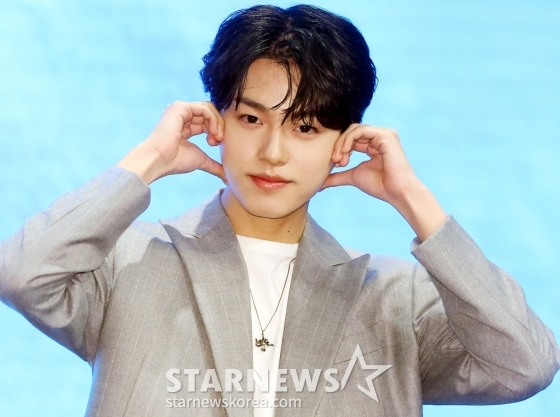 배우 이진우가 16일 오후 서울 구로구 더세인트웨딩에서 진행된 지니TV 오리지널 드라마 '나미브' 제작발표회에 참석해 포즈를 취하고 있다. '나미브'는 해고된 스타 제작자 강수현(고현정 분)과 방출된 장기 연습생 유진우(려운 분)가 만나 각자의 목표를 위해 나아가는 이야기. 오는 23일 오후 10시 ENA에서 첫 방송되며, 스트리밍은 본방 직후 KT 지니 TV, 지니 TV 모바일에서 무료로 제공된다. 2024.12.16 /사진=김창현 chmt@