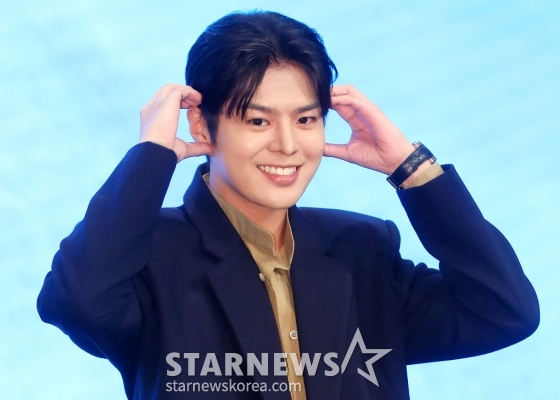 배우 려운이 16일 오후 서울 구로구 더세인트웨딩에서 진행된 지니TV 오리지널 드라마 '나미브' 제작발표회에 참석해 포즈를 취하고 있다. '나미브'는 해고된 스타 제작자 강수현(고현정 분)과 방출된 장기 연습생 유진우(려운 분)가 만나 각자의 목표를 위해 나아가는 이야기. 오는 23일 오후 10시 ENA에서 첫 방송되며, 스트리밍은 본방 직후 KT 지니 TV, 지니 TV 모바일에서 무료로 제공된다. 2024.12.16 /사진=김창현 chmt@