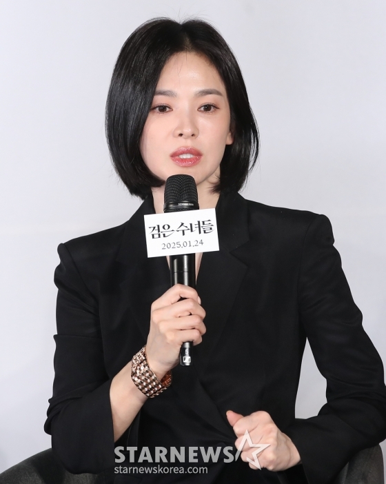 (서울=뉴스1) 권현진 기자 = 배우 송혜교가 16일 서울 용산구 CGV 용산아이파크몰에서 열린 영화 '검은 수녀들'(감독 권혁재) 제작보고회에서 촬영 뒷 이야기를 전하고 있다. '검은 수녀들'은 강력한 악령에 사로잡힌 소년을 구하기 위해 금지된 의식에 나서는 사람들의 이야기를 그린 작품이다. 2024.12.16/뉴스1 Copyright (C) 뉴스1. All rights reserved. 무단 전재 및 재배포, AI학습 이용 금지. /사진=(서울=뉴스1) 권현진 기자