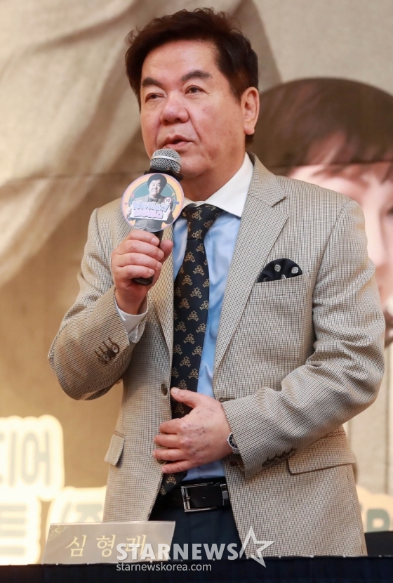 개그맨 심형래가 8일 오전 서울 강남구 양재동 더케이호텔에서 열린 '버라이어티 심행래쇼' 제작발표회에 참석해 인사말을 하고 있다.