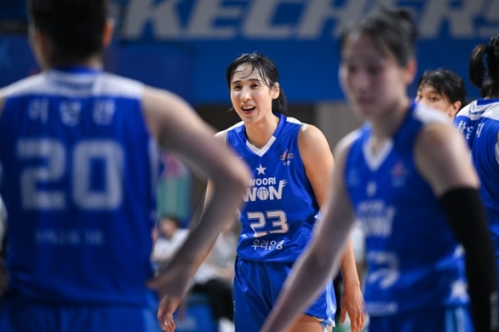 우리은행 김단비(가운데). /사진=WKBL 제공