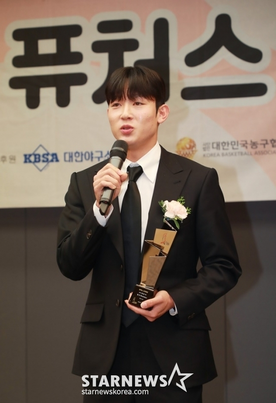 지난 달 서울 프레스센터에서 진행된 2024 퓨처스 스타대상 시상식(주최 스타뉴스)에서 축구부문 스타대상을 수상한 양민혁(강원FC)이 수상 소감을 밝히고 있다. /사진=이동훈 기자