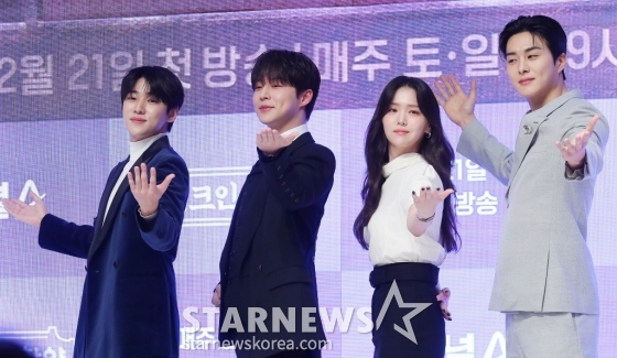 배우 박재찬, 배인혁, 김지은, 정건주가 17일 오전 서울 강남구 논현동 엘리에나 호텔에서 진행된 채널A 토일드라마 '체크인 한양' 제작발표회에 참석해 포즈를 취하고 있다. '체크인 한양'은 궁궐보다 더 화려한 초호화 여각 용천루에 현대의 '인턴' 격인 교육 사환으로 입사한 조선 꽃청춘들의 파란만장 성장 로맨스를 그린 작품이다. 오는 21일 첫 방송. 2024.12.17 /사진=김창현 chmt@
