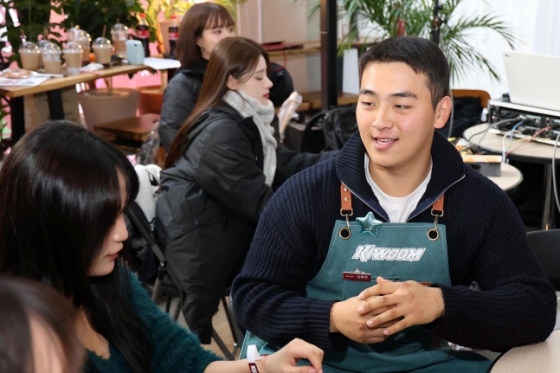 키움 김동헌이 15일 서울 마곡동에 위치한 한 카페에서 열린 '2024 키움 히어로즈 연말자선행사'에서 팬들과 이야기를 나누고 있다. /사진=키움 히어로즈 제공