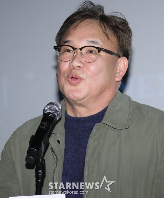 (서울=뉴스1) 권현진 기자 = 김성수 감독이 17일 서울 마포구 인디스페이스에서 열린 ‘제11회 한국영화제작가협회상’에 참석해 영화 '서울의 봄'으로 ‘감독상’을 받은 뒤 소감을 말하고 있다. 2024.12.17/뉴스1 Copyright (C) 뉴스1. All rights reserved. 무단 전재 및 재배포, AI학습 이용 금지. /사진=(서울=뉴스1) 권현진 기자