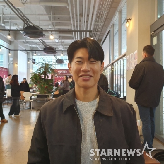 키움 송성문이 지난 15일 서울 마곡동에 위치한 한 카페에서 열린 '2024 키움 히어로즈 연말자선행사'에서 인터뷰에 응하고 있다. /사진=김동윤 기자