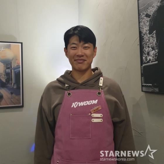 키움 송성문이 지난해 12월 서울 강서구 마곡동에서 열린 2023 히어로즈 자선카페에서 사진 촬영에 응하고 있다. /사진=김동윤 기자