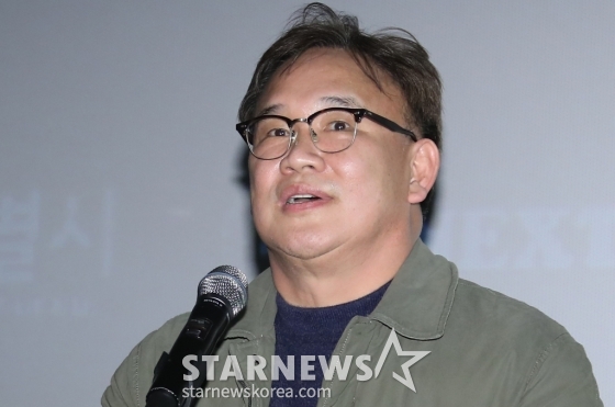 (서울=뉴스1) 권현진 기자 = 김성수 감독이 17일 서울 마포구 인디스페이스에서 열린 ‘제11회 한국영화제작가협회상’에 참석해 영화 '서울의 봄'으로 ‘감독상’을 받은 뒤 소감을 말하고 있다. 2024.12.17/뉴스1  Copyright (C) 뉴스1. All rights reserved. 무단 전재 및 재배포,  AI학습 이용 금지. /사진=(서울=뉴스1) 권현진 기자