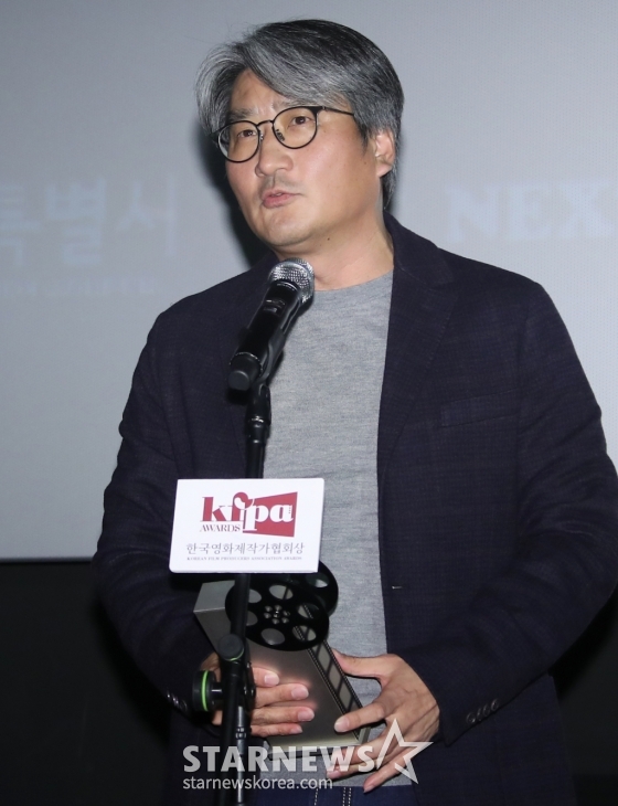 (서울=뉴스1) 권현진 기자 = ‘서울의 봄’ 김원국 하이브미디어코프 대표가 17일 서울 마포구 인디스페이스에서 열린 ‘제11회 한국영화제작가협회상’에 참석해 ‘작품상’을 받은 뒤 소감을 말하고 있다. 2024.12.17/뉴스1  Copyright (C) 뉴스1. All rights reserved. 무단 전재 및 재배포,  AI학습 이용 금지. /사진=(서울=뉴스1) 권현진 기자