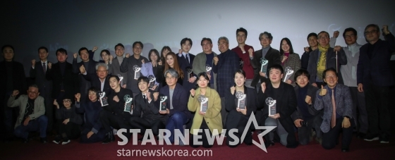 (서울=뉴스1) 권현진 기자 = 17일 서울 마포구 인디스페이스에서 열린 ‘제11회 한국영화제작가협회상’에서 관계자들과 수상자들이 기념 촬영을 하고 있다. 2024.12.17/뉴스1  Copyright (C) 뉴스1. All rights reserved. 무단 전재 및 재배포,  AI학습 이용 금지. /사진=(서울=뉴스1) 권현진 기자