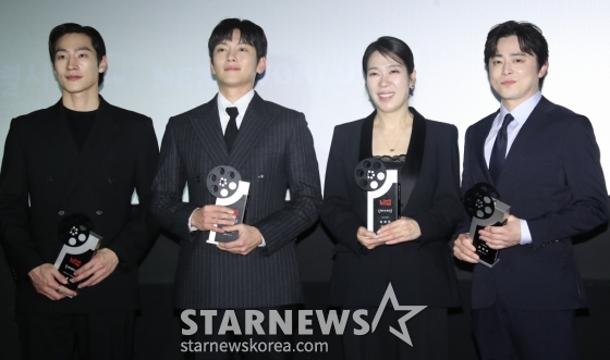(서울=뉴스1) 권현진 기자 = 배우 노상현(왼쪽부터)과 지창욱, 연혜란, 조정석이 17일 서울 마포구 인디스페이스에서 열린 ‘제11회 한국영화제작가협회상’에 참석해 포즈를 취하고 있다. 2024.12.17/뉴스1  Copyright (C) 뉴스1. All rights reserved. 무단 전재 및 재배포,  AI학습 이용 금지. /사진=(서울=뉴스1) 권현진 기자