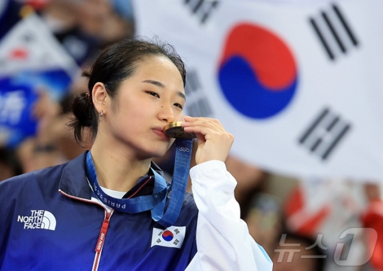 안세영이 올림픽 우승 후 금메달에 입을 맞추고 있다. /사진=뉴스1