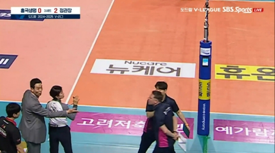 고희진 정관장 감독(왼쪽)이 이를 확인 후 불만을 제기하고 있고 흥국생명 구단 스태프가 다니엘레 코치(오른쪽)을 제지하고 있다. /사진=SBS스포츠 중계화면 갈무리