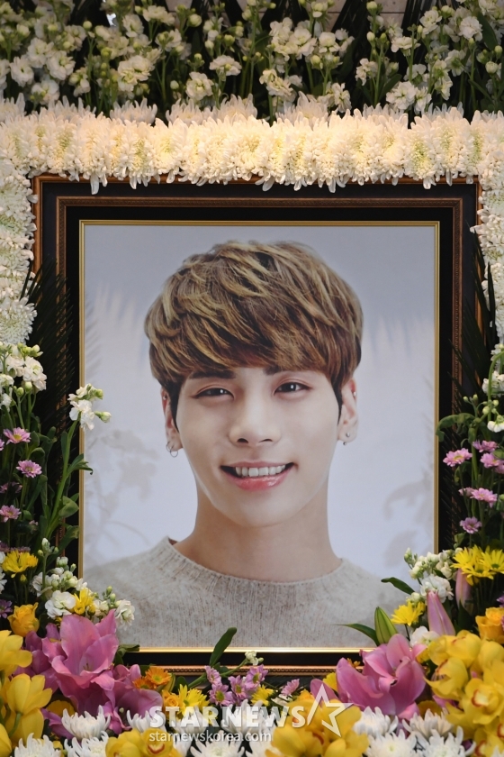 18일 사망한 故 샤이니 종현의 빈소가 19일 오전 서울 풍납동 서울아산병원에 마련됐다. 일반인 조문은 같은 병원 장례식장 지하 1층 3호실을 통해 가능하다. 발인은 오는 21일 9시, 장지는 미정이다. /사진=사진공동취재단