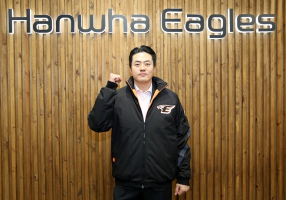 오선진이 지난 2022년 11월 한화와 FA 계약 체결 후 포즈를 취하고 있다. /사진=한화 이글스 제공