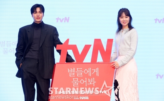 [서울=뉴시스] 김혜진 기자 = 배우 이민호(왼쪽), 공효진이 18일 오후 서울 구로구 신도림 더 세인트에서 열린 tvN 새 토일드라마 '별들에게 물어봐' 제작발표회에서 포즈를 취하고 있다.  '별들에게 물어봐'는 무중력 우주 정거장에서 일하는 보스 이브(공효진)와 비밀스러운 미션을 가진 불청객 공룡(이민호)의 지구 밖 생활기를 그리는 작품으로 내년 1월 4일 첫 방송된다. 2024.12.17. jini@newsis.com /사진=김혜진