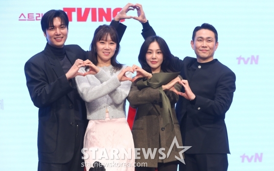 [서울=뉴시스] 김혜진 기자 = 배우 이민호(왼쪽부터), 공효진, 한지은, 오정세가 18일 오후 서울 구로구 신도림 더 세인트에서 열린 tvN 새 토일드라마 '별들에게 물어봐' 제작발표회에서 포즈를 취하고 있다.  '별들에게 물어봐'는 무중력 우주 정거장에서 일하는 보스 이브(공효진)와 비밀스러운 미션을 가진 불청객 공룡(이민호)의 지구 밖 생활기를 그리는 작품으로 내년 1월 4일 첫 방송된다. 2024.12.17. jini@newsis.com /사진=김혜진