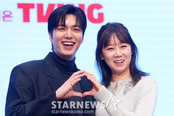 [서울=뉴시스] 김혜진 기자 = 배우 이민호(왼쪽), 공효진이 18일 오후 서울 구로구 신도림 더 세인트에서 열린 tvN 새 토일드라마 '별들에게 물어봐' 제작발표회에서 포즈를 취하고 있다.  '별들에게 물어봐'는 무중력 우주 정거장에서 일하는 보스 이브(공효진)와 비밀스러운 미션을 가진 불청객 공룡(이민호)의 지구 밖 생활기를 그리는 작품으로 내년 1월 4일 첫 방송된다. 2024.12.17. jini@newsis.com /사진=김혜진