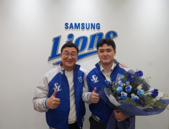 최원태(오른쪽)가 지난 6일 삼성과 FA 계약을 맺고 이종열 단장과 기념 촬영을 하고 있다. /사진=삼성 라이온즈 제공