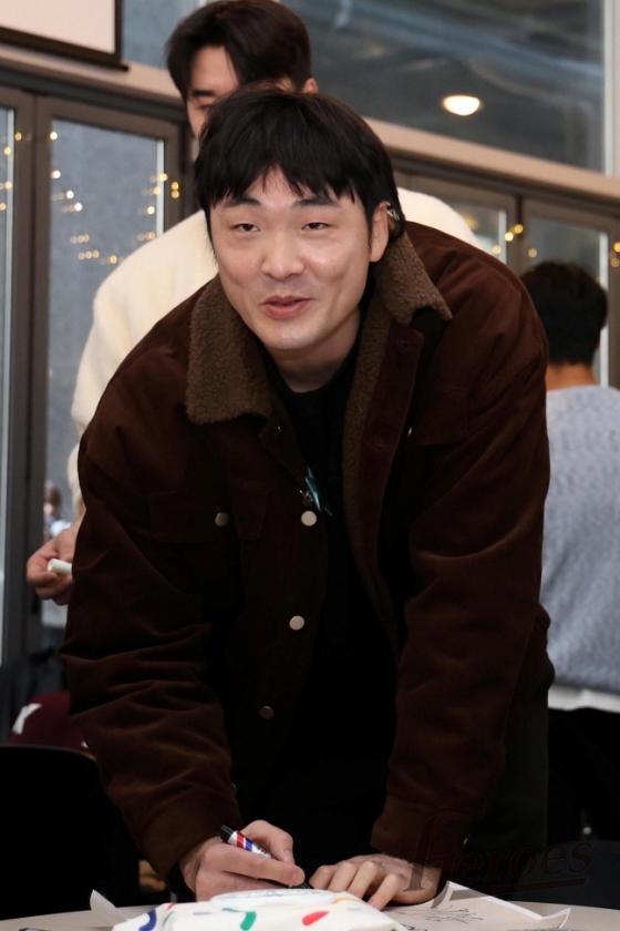 키움 이형종이 지난 15일 서울 마곡동에 위치한 한 카페에서 열린 '2024 키움 히어로즈 연말자선행사'에서 팬들에게 사인하고 있다. /사진=키움 히어로즈 제공