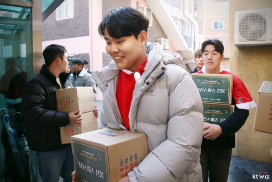 아동복지시설에 선물을 전달하고 있는 소형준(가운데)과 육청명(오른쪽) 등 KT 선수들. /사진=KT 위즈 제공