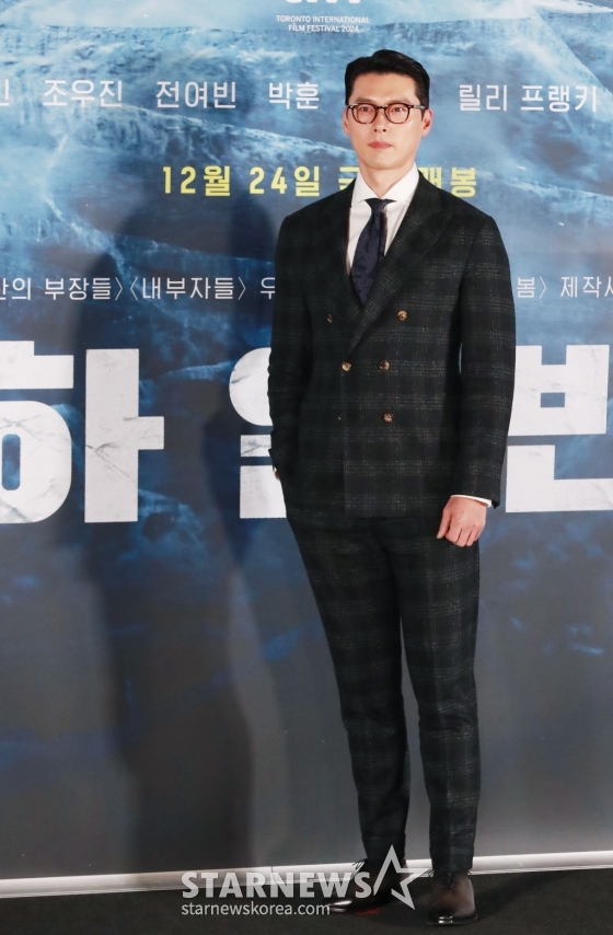 배우 현빈이 18일 오후 서울 CGV용산아이파크몰에서 진행된 영화 '하얼빈'(감독 우민호) 언론배급시사회 및 기자간담회에 참석해 포즈를 취하고 있다. /2024.12.18 /사진=이동훈 photoguy@