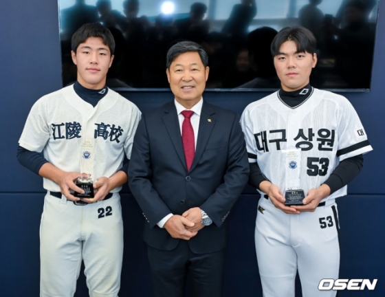 이율예-이만수 이사장-함수호(왼쪽부터)가 19일 서울시 도곡동 야구회관에서 열린 제8회 이만수 포수상 및 홈런상 시상식에서 기념사진을 찍고 있다.