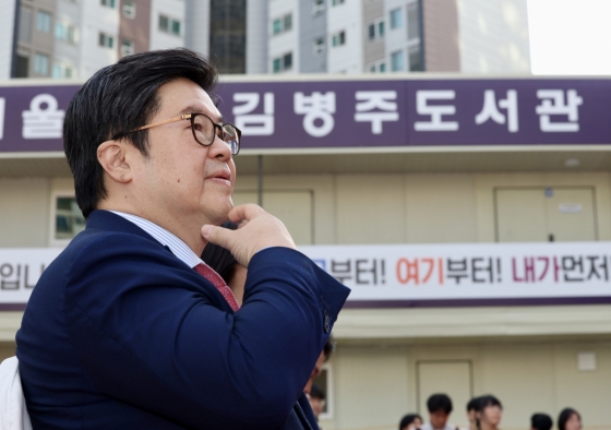 김병주 회장이 최근 서울에서 열린 김병주도서관 착공식에 참석하고 있는 모습. 사진제공=뉴시스
