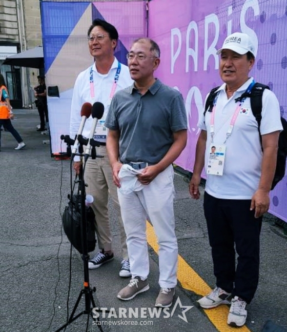 정의선 양궁협회 회장(가운데)이 2024 파리 올림픽에서 한국의 호성적에 취재진과 인터뷰를 하고 있다. /사진=김우종 기자