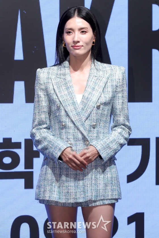 댄서 모니카가 21일 오전 서울 종로구 혜화동 서경대학교 공연예술센터에서 열린 '2022 웰컴 대학로 기자간담회'에 참석해 포즈를 취하고 있다. '2022 웰컴 대학로'는 오는 24일 개막해 30일까지 36일간 대학로 일대에서 펼쳐져 넌버벌 공연, 전통공연, 뮤지컬, 연극 등 한국의 우수한 공연 작품을 대학로에서 만나볼 수 있다. 2022.09.21